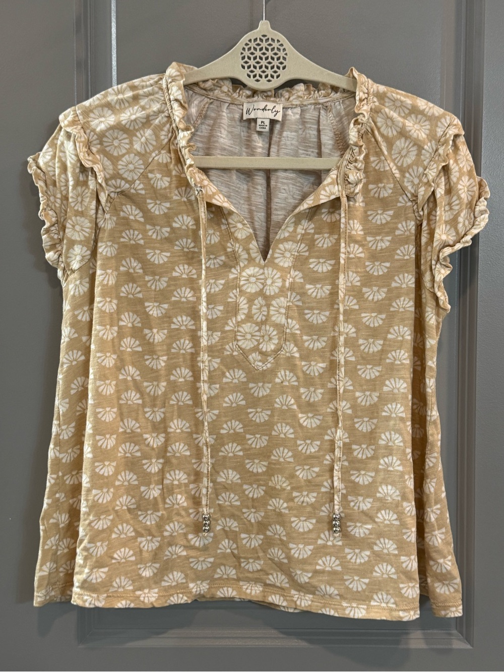 Wonderly Tan & White Fan-Print Ruffle Sleeve Tunic